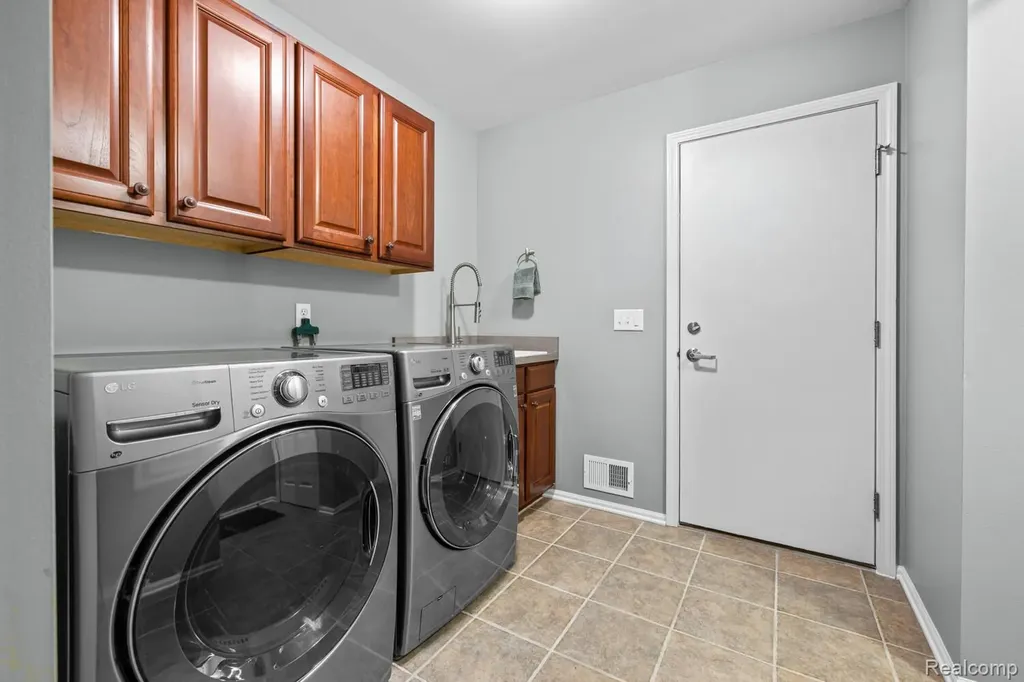 1131 Thorn Ridge Drive Hartland Township MI 48843