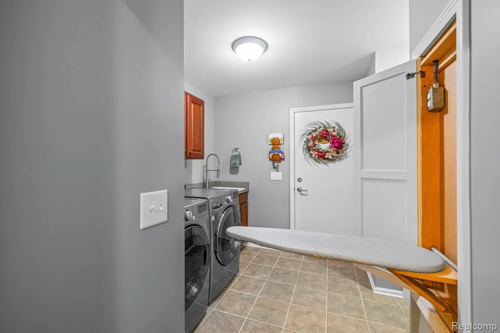 1131 Thorn Ridge Drive Hartland Township MI 48843