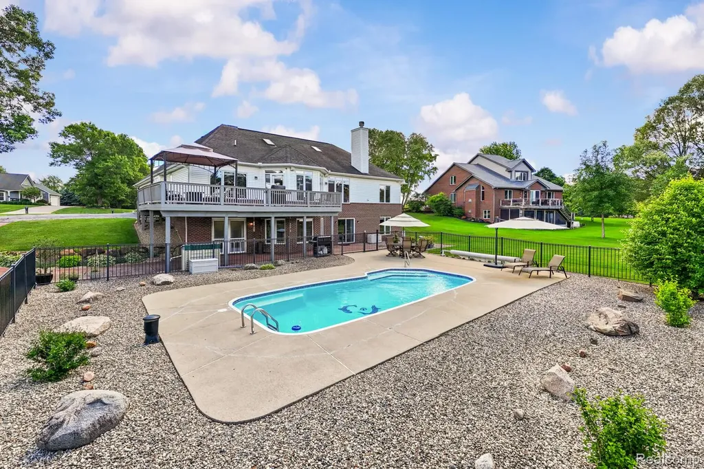 1131 Thorn Ridge Drive Hartland Township MI 48843