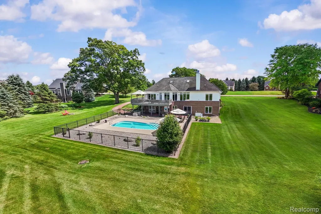 1131 Thorn Ridge Drive Hartland Township MI 48843