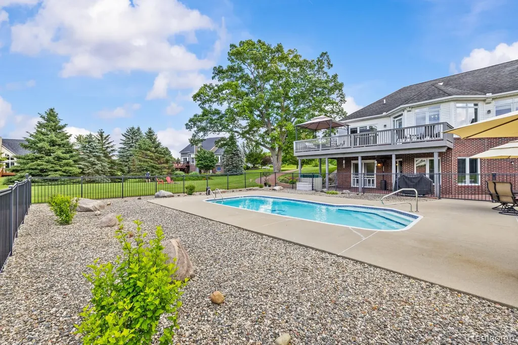 1131 Thorn Ridge Drive Hartland Township MI 48843