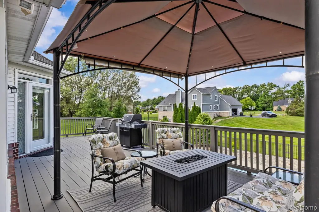 1131 Thorn Ridge Drive Hartland Township MI 48843