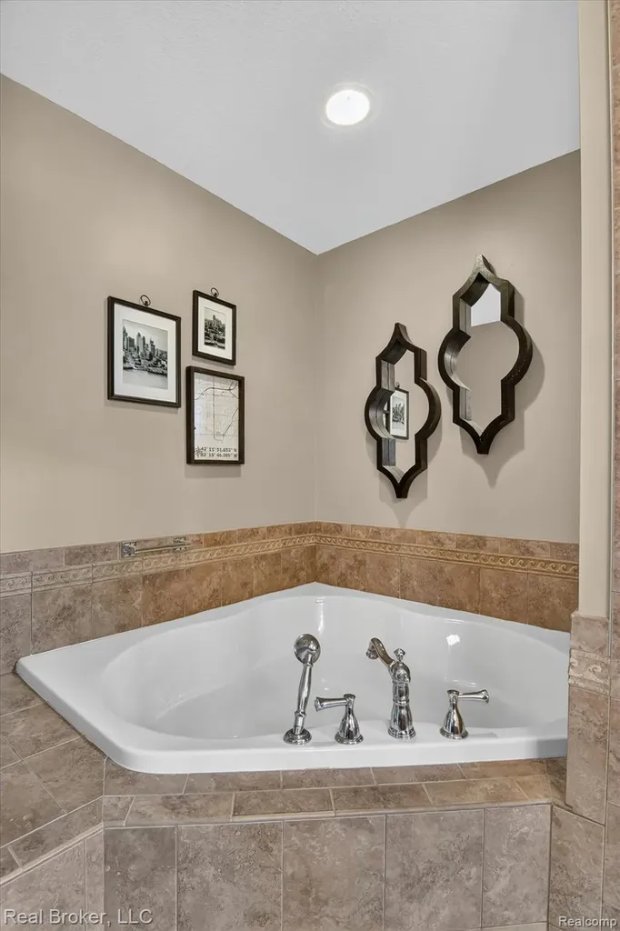 15156 Oak Valley Lane Monroe Charter Township MI 48161