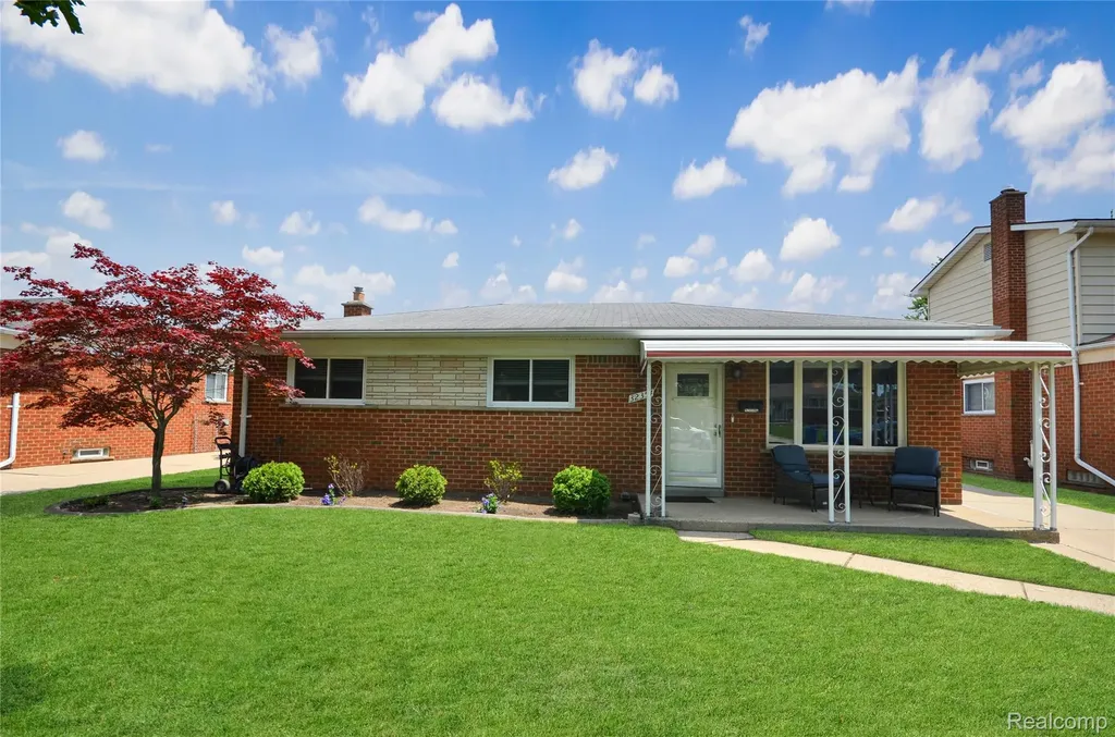 32354 Beechwood Drive Warren City MI 48088