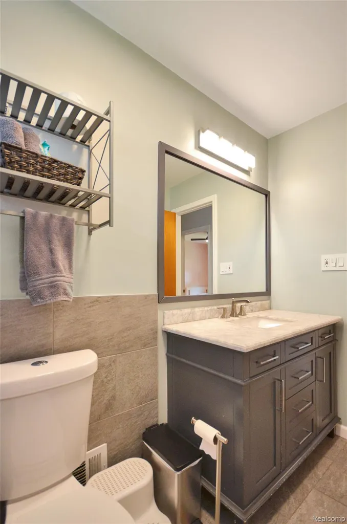 32354 Beechwood Drive Warren City MI 48088