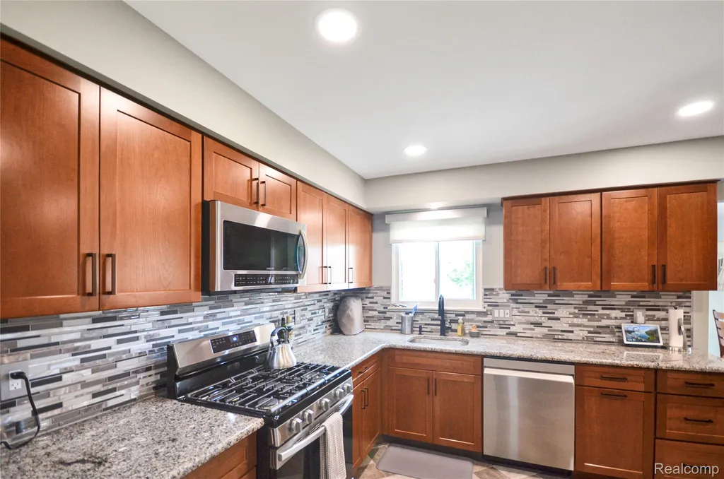 32354 Beechwood Drive Warren City MI 48088