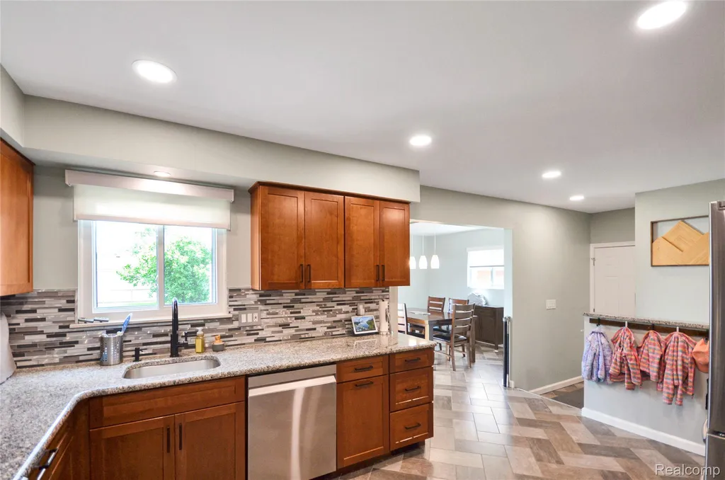 32354 Beechwood Drive Warren City MI 48088