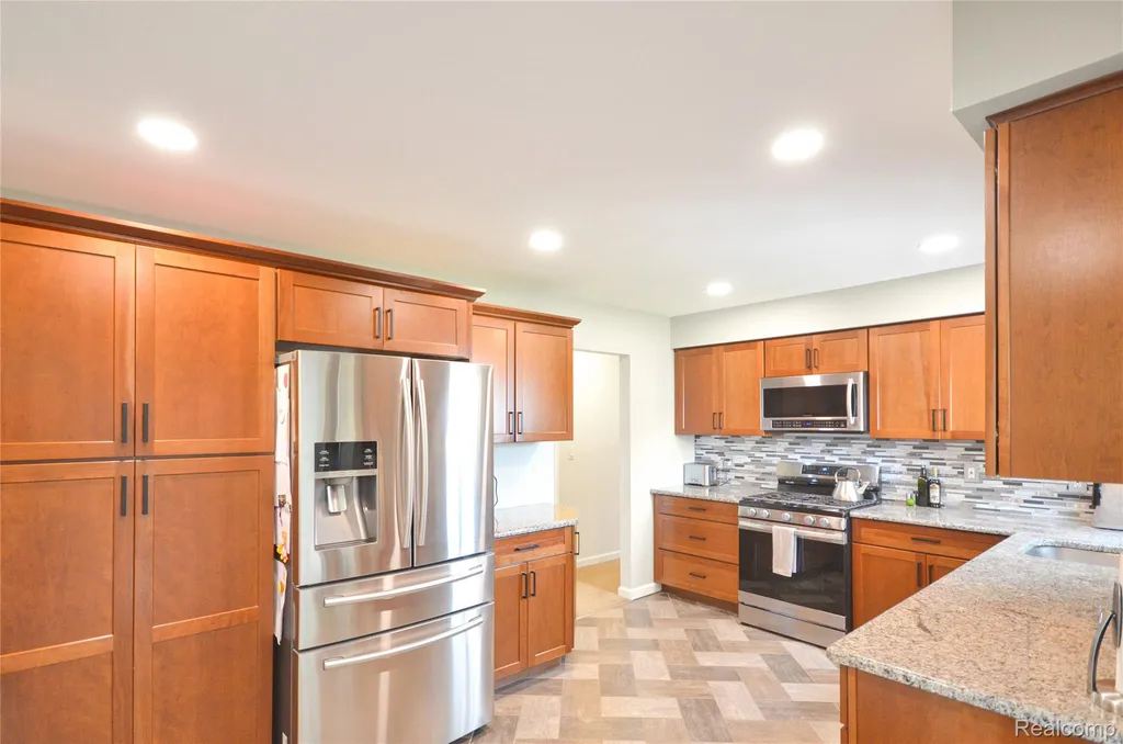 32354 Beechwood Drive Warren City MI 48088