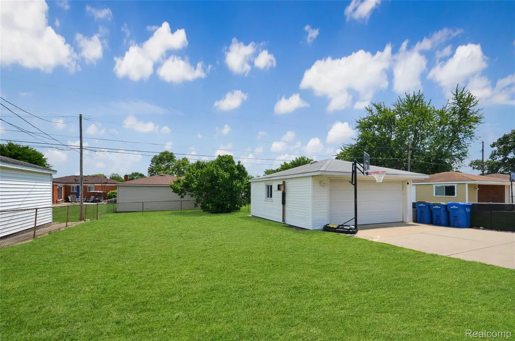 32354 Beechwood Drive Warren City MI 48088