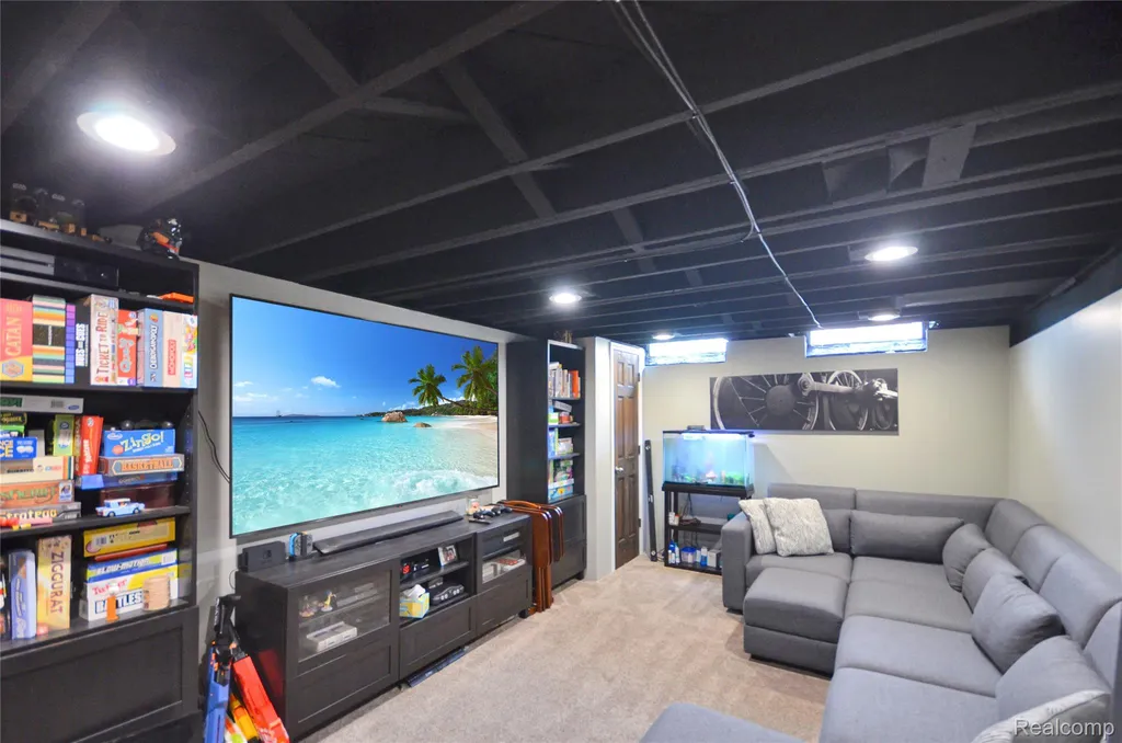 32354 Beechwood Drive Warren City MI 48088