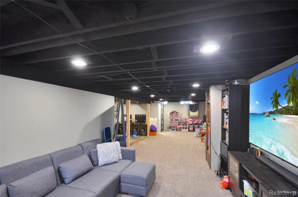 32354 Beechwood Drive Warren City MI 48088