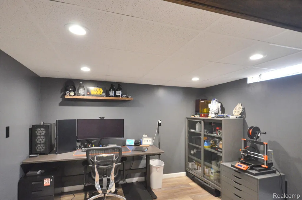 32354 Beechwood Drive Warren City MI 48088