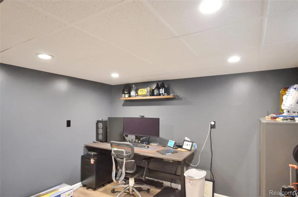 32354 Beechwood Drive Warren City MI 48088