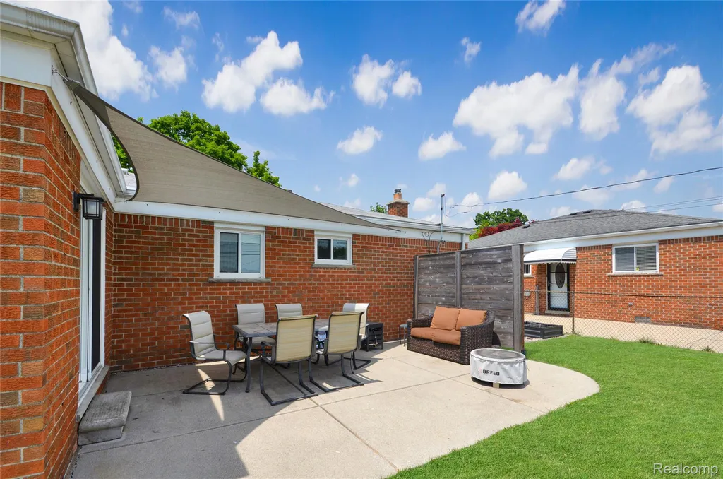 32354 Beechwood Drive Warren City MI 48088
