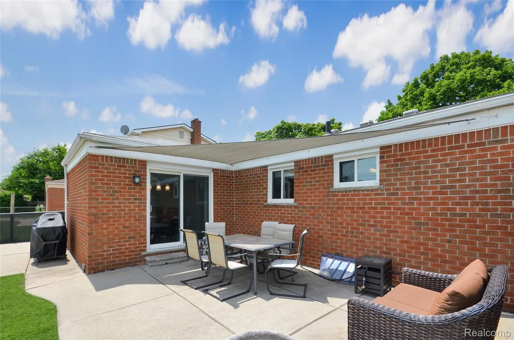 32354 Beechwood Drive Warren City MI 48088