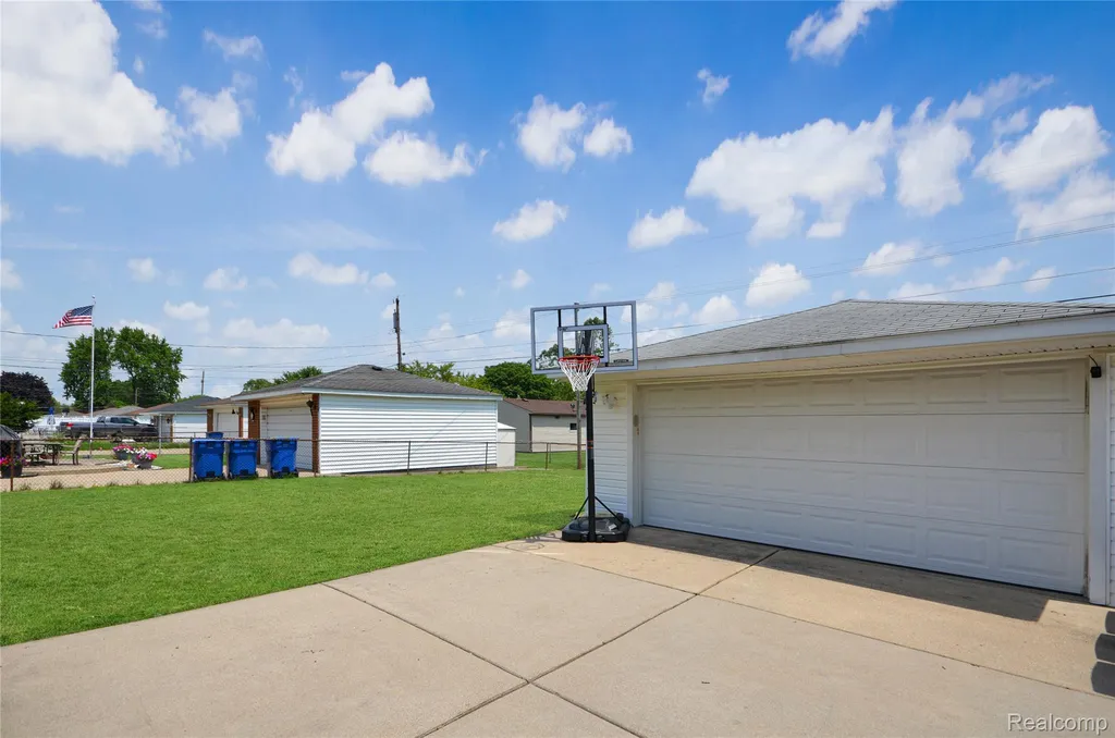 32354 Beechwood Drive Warren City MI 48088