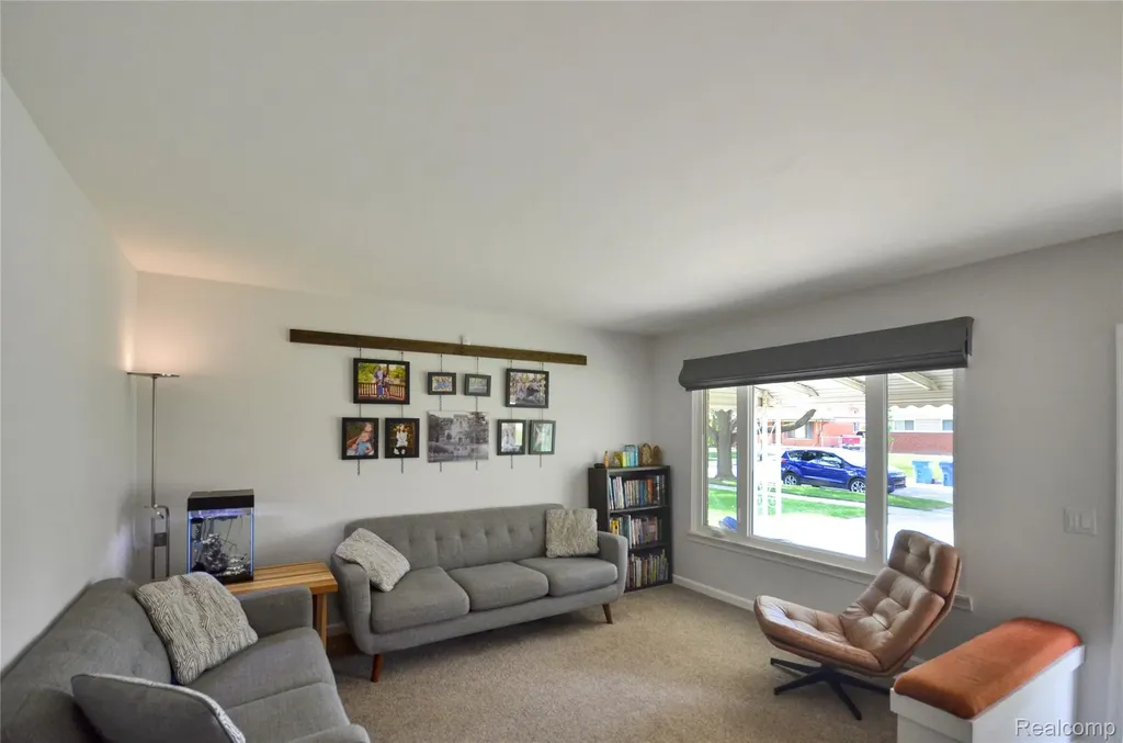 32354 Beechwood Drive Warren City MI 48088