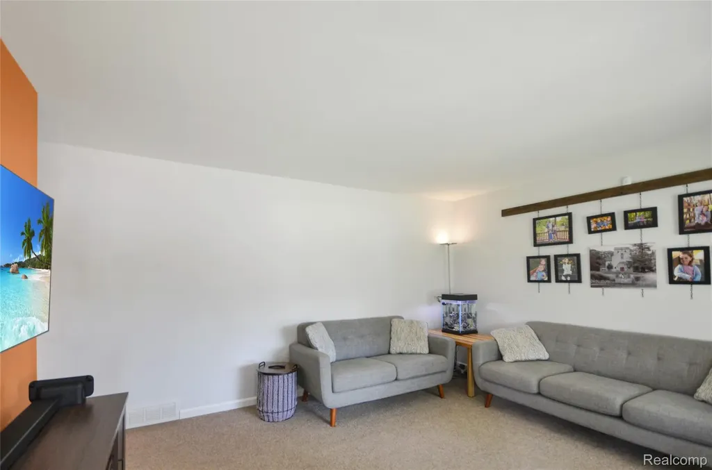 32354 Beechwood Drive Warren City MI 48088
