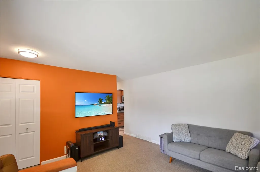 32354 Beechwood Drive Warren City MI 48088