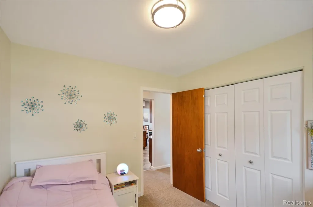 32354 Beechwood Drive Warren City MI 48088