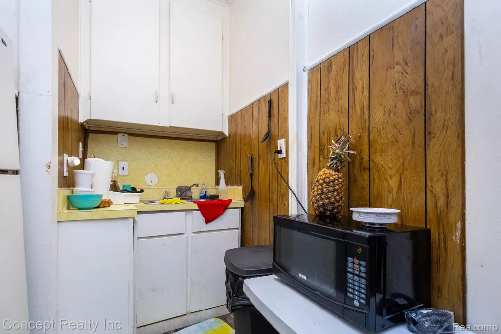 957 Park Avenue Lincoln Park City MI 48146