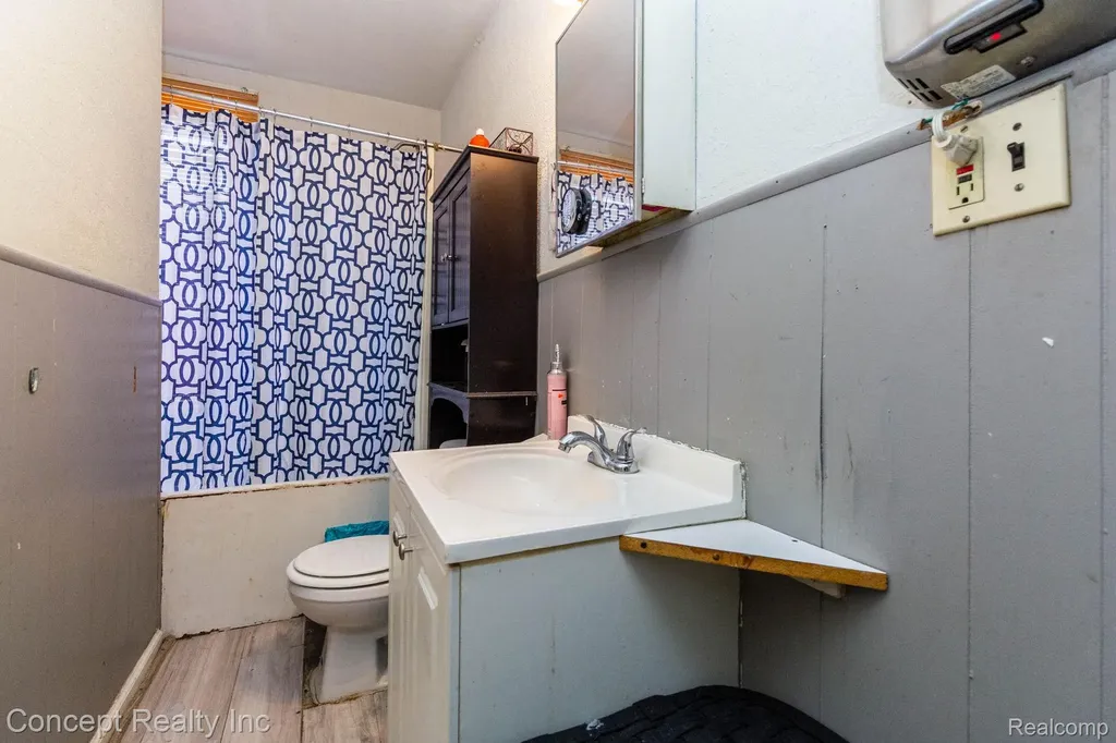 957 Park Avenue Lincoln Park City MI 48146