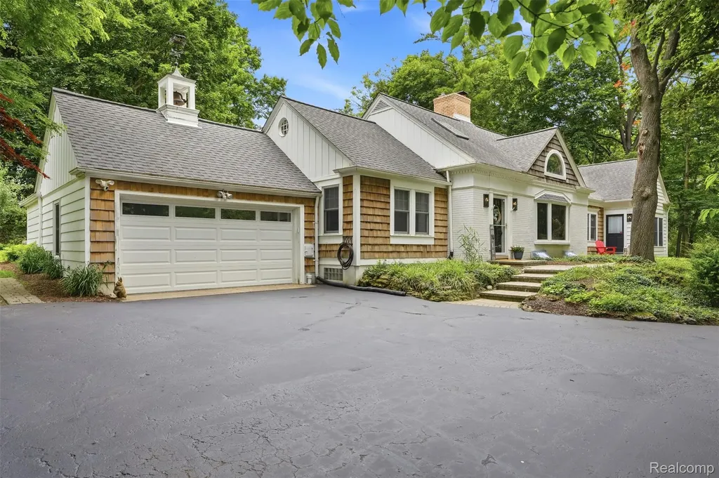 27310 Crestwood Drive Franklin Village MI 48025