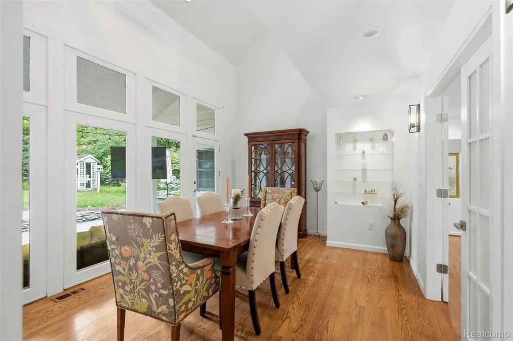 27310 Crestwood Drive Franklin Village MI 48025