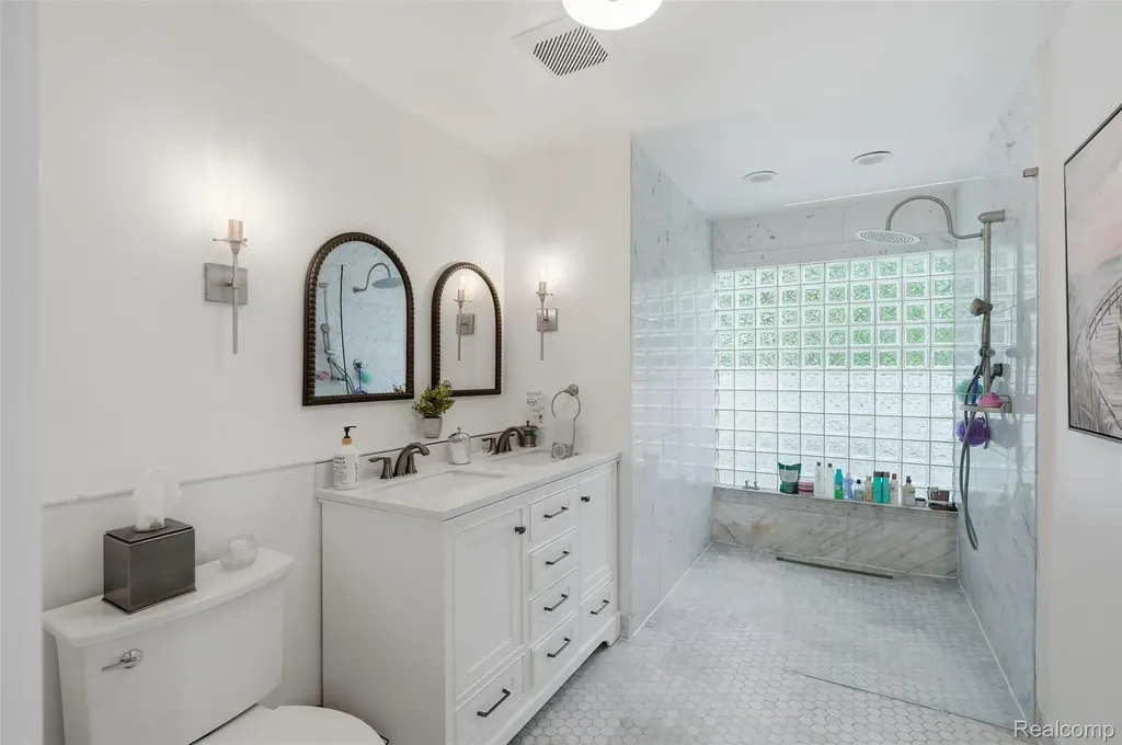 27310 Crestwood Drive Franklin Village MI 48025