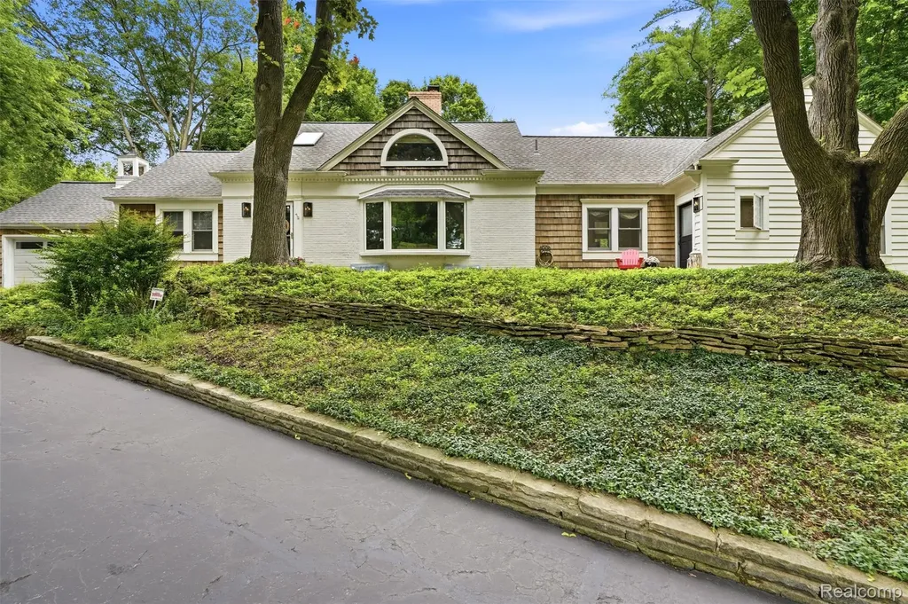 27310 Crestwood Drive Franklin Village MI 48025