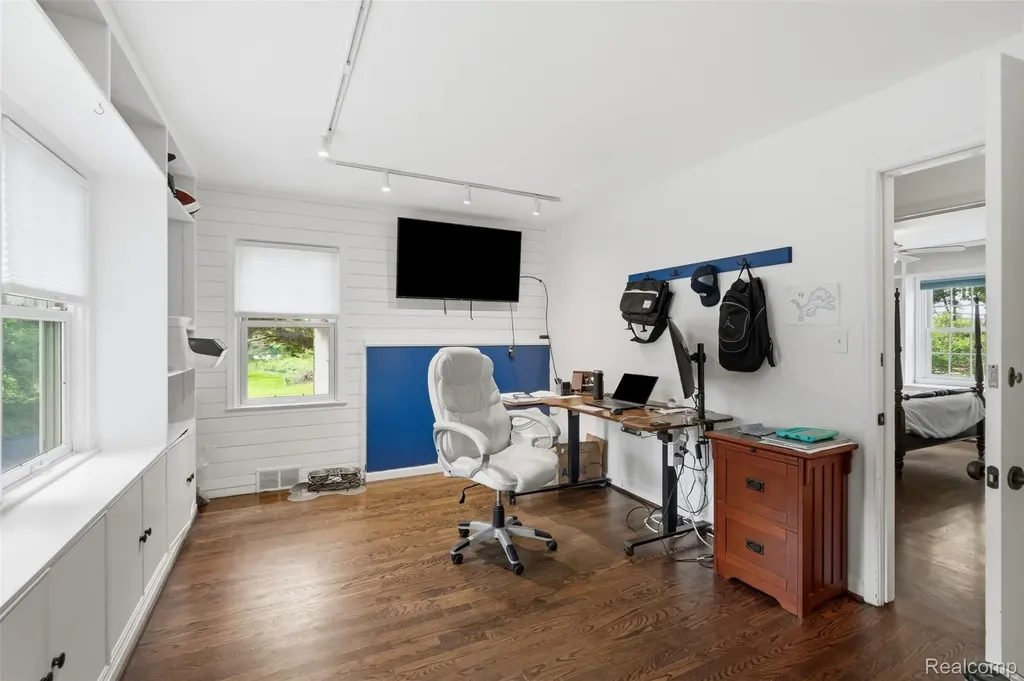 27310 Crestwood Drive Franklin Village MI 48025