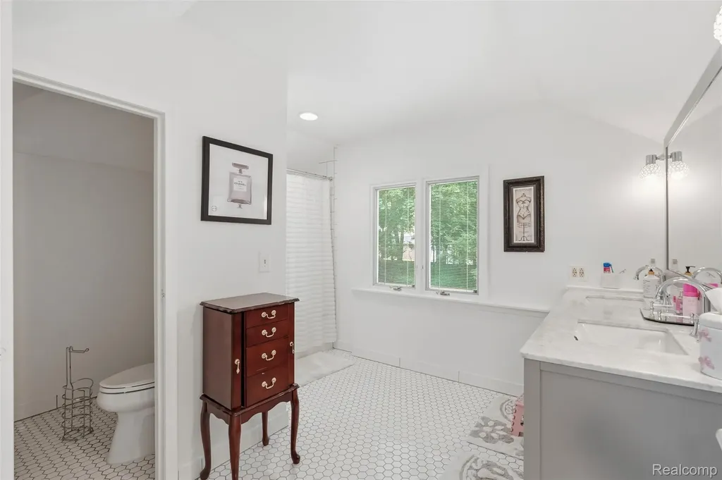 27310 Crestwood Drive Franklin Village MI 48025