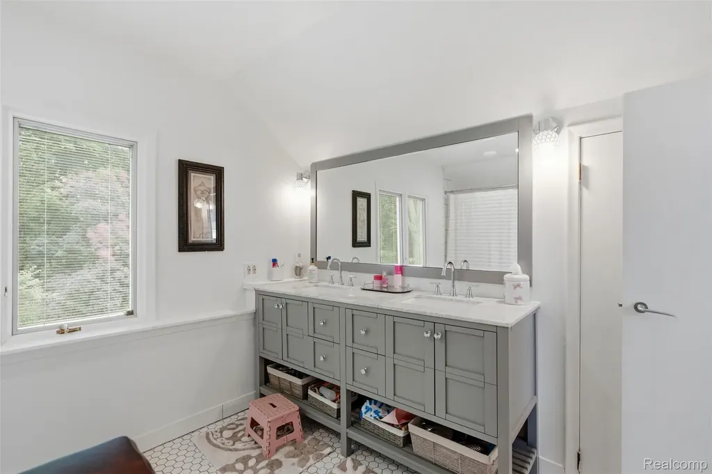 27310 Crestwood Drive Franklin Village MI 48025
