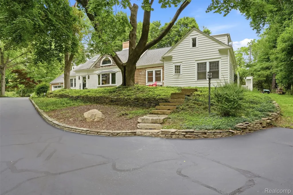 27310 Crestwood Drive Franklin Village MI 48025