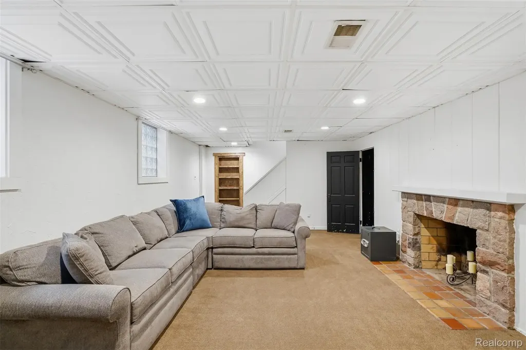 27310 Crestwood Drive Franklin Village MI 48025