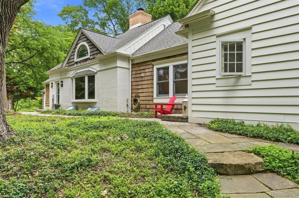 27310 Crestwood Drive Franklin Village MI 48025