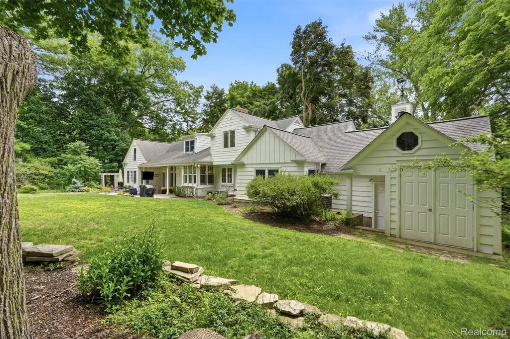 27310 Crestwood Drive Franklin Village MI 48025