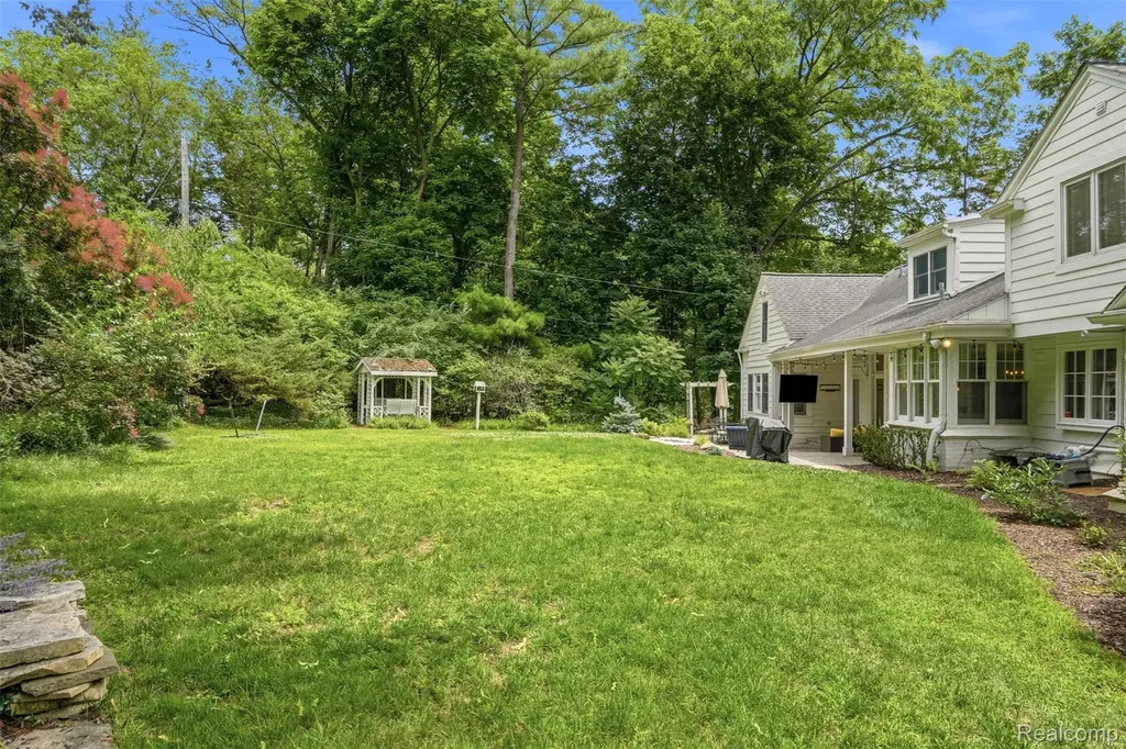 27310 Crestwood Drive Franklin Village MI 48025