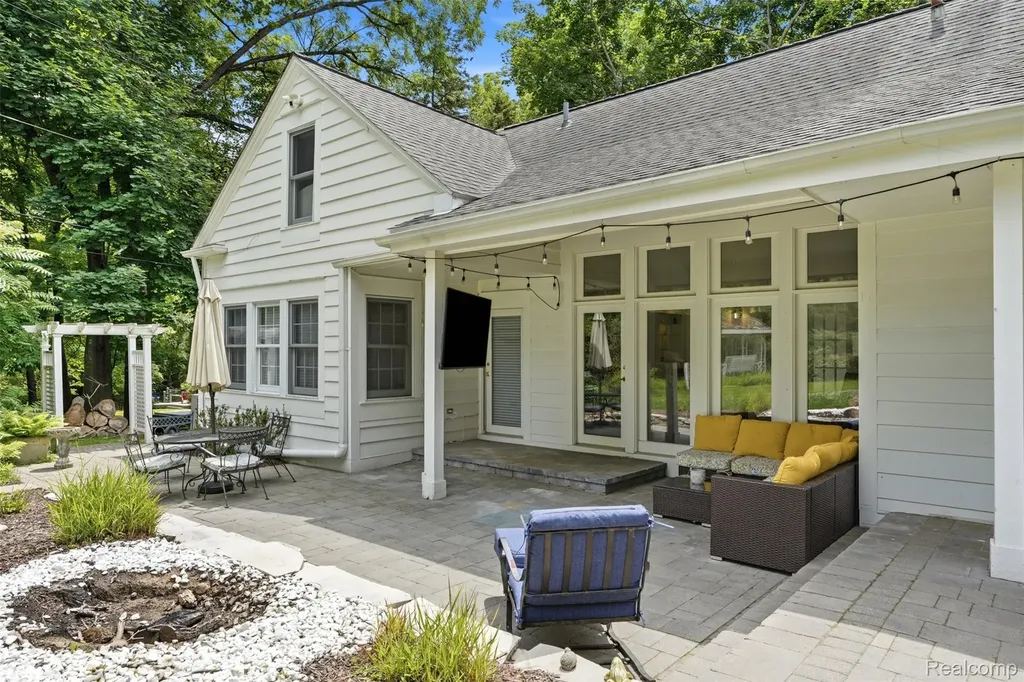 27310 Crestwood Drive Franklin Village MI 48025
