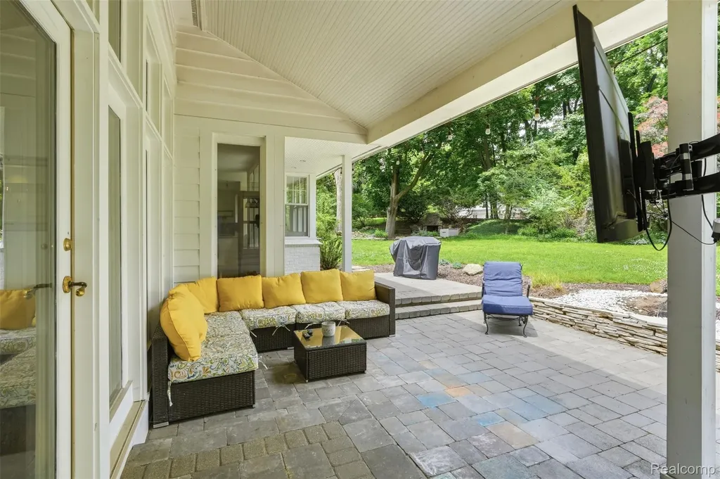 27310 Crestwood Drive Franklin Village MI 48025