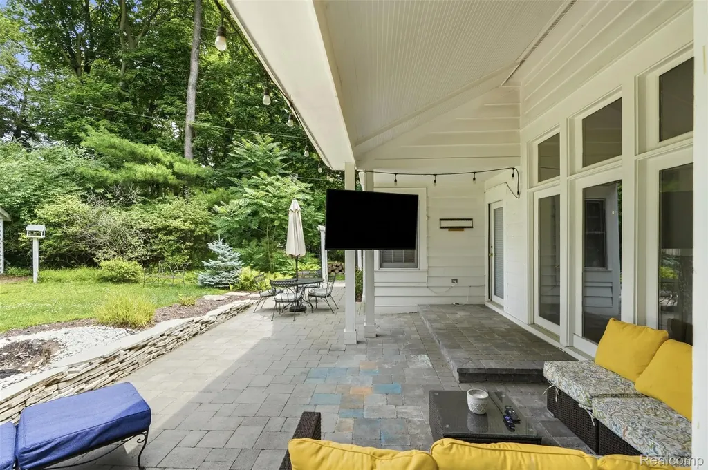 27310 Crestwood Drive Franklin Village MI 48025