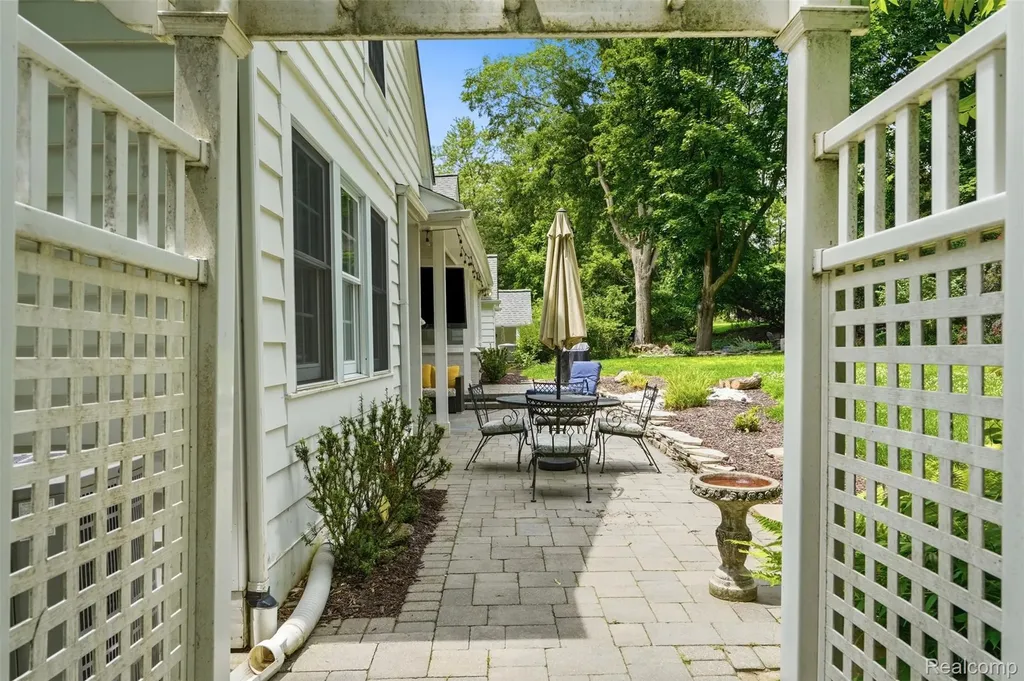 27310 Crestwood Drive Franklin Village MI 48025