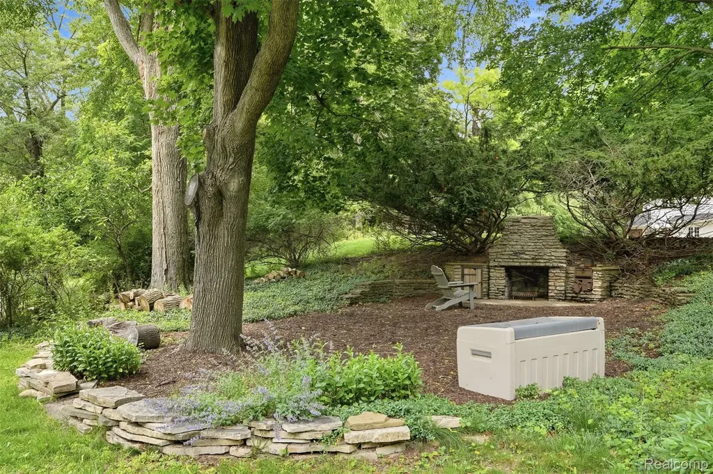 27310 Crestwood Drive Franklin Village MI 48025