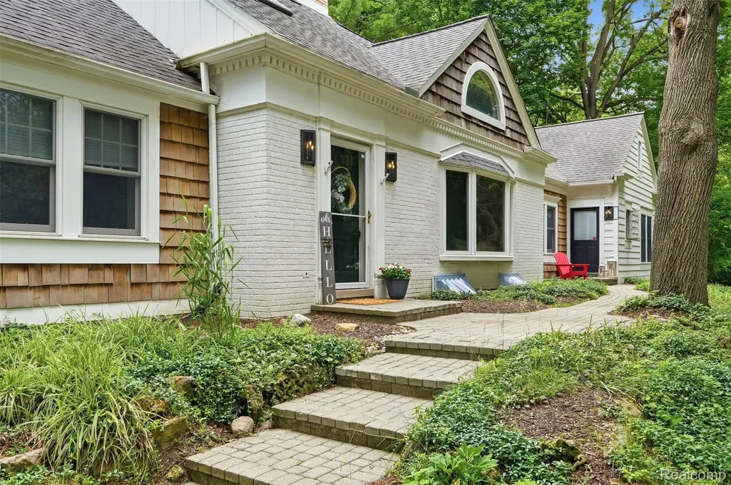 27310 Crestwood Drive Franklin Village MI 48025