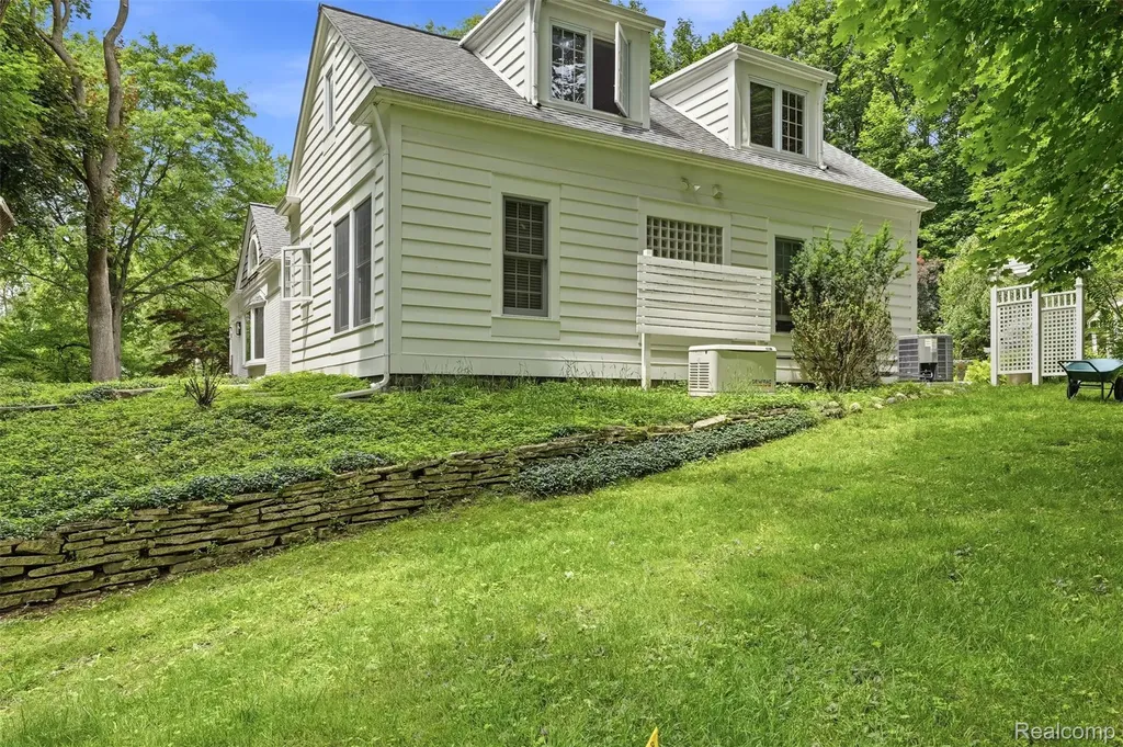 27310 Crestwood Drive Franklin Village MI 48025