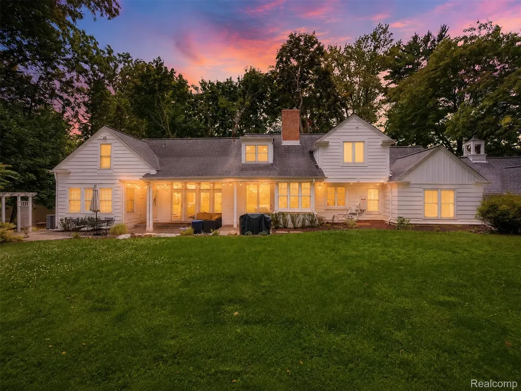 27310 Crestwood Drive Franklin Village MI 48025
