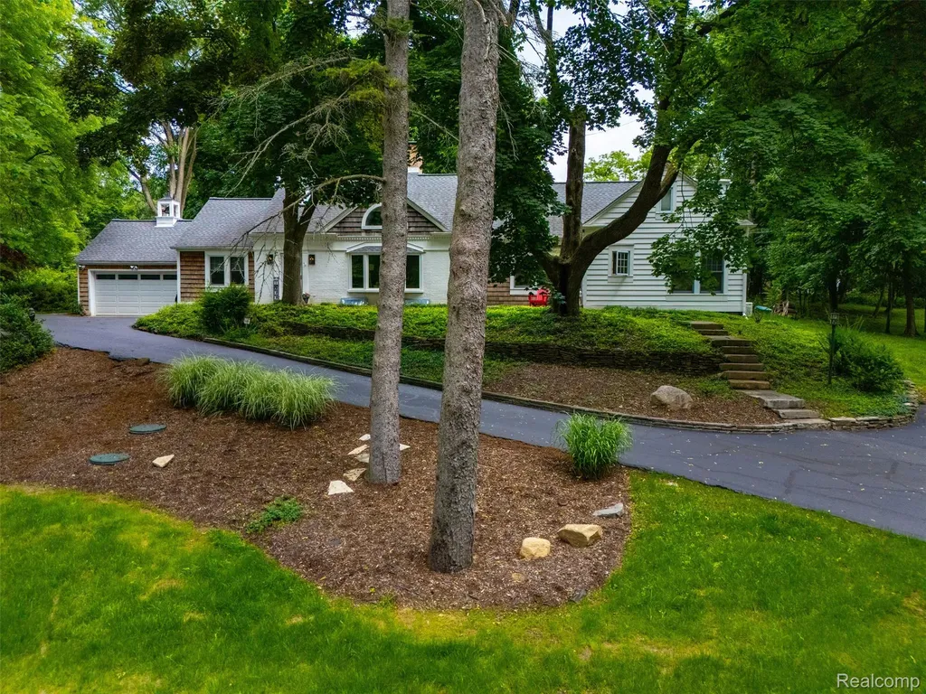 27310 Crestwood Drive Franklin Village MI 48025