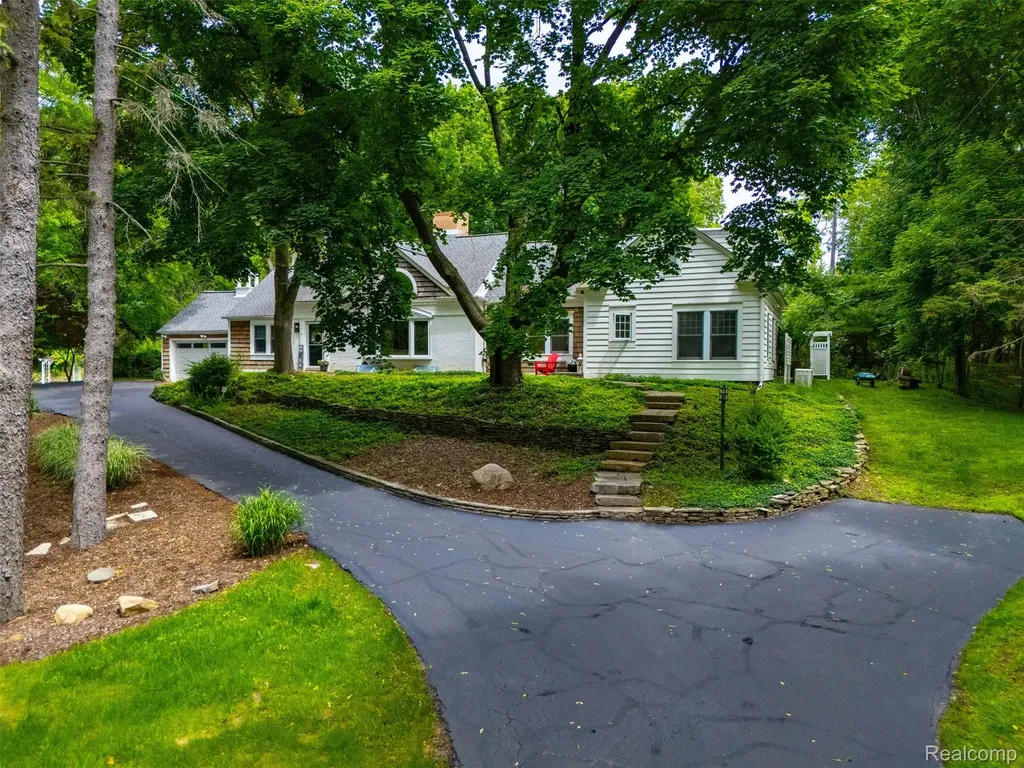 27310 Crestwood Drive Franklin Village MI 48025