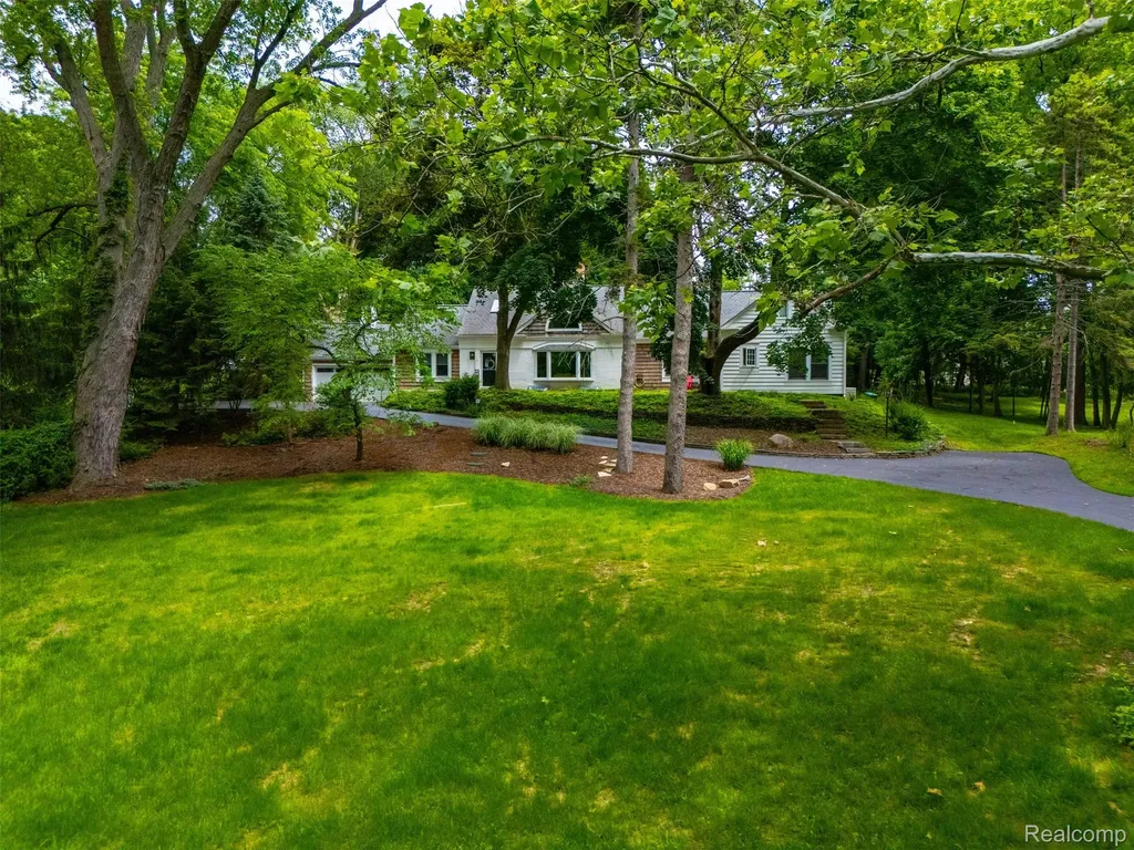 27310 Crestwood Drive Franklin Village MI 48025