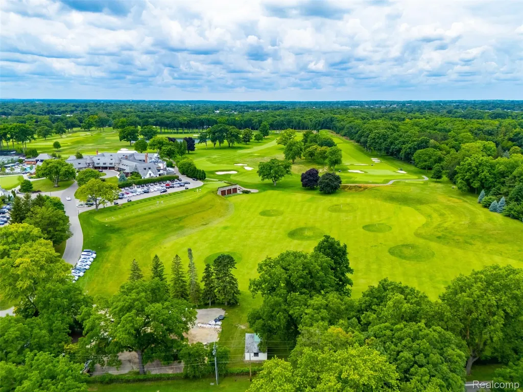 27310 Crestwood Drive Franklin Village MI 48025